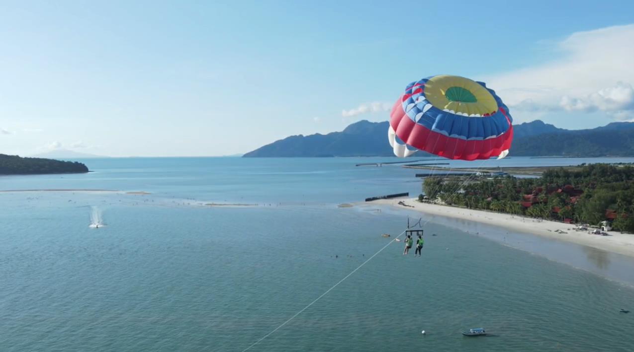 Langkawi Andaman Breeze Parasail